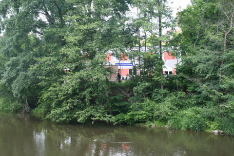 Blick von der Saale auf das Hotel Rasenmühle