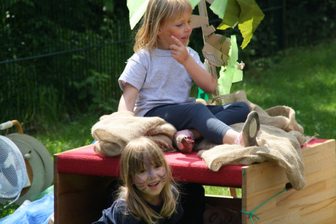 Kinder spielen im Garten.