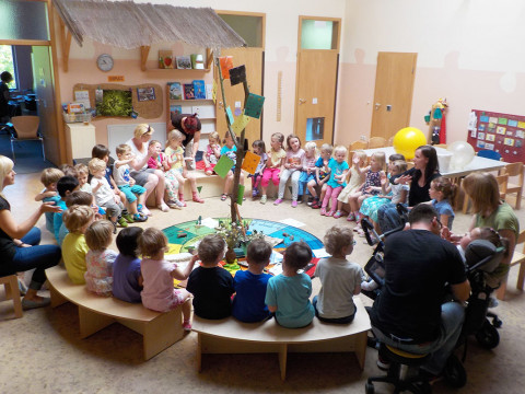 Im Foyer der Kita BiLLY treffen sich alle Kinder zum Morgenkreis