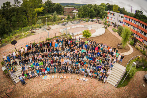 Schulhof im Paradies mit UniverSaale-Team und Schüler_innen