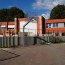 Der Basketballkorb auf dem Schulhof im Paradies