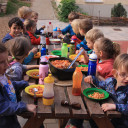 Frühstück auf dem Hof der SteinMalEins Grundschule in Lobeda.