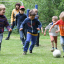 Kinder beim Fußballspielen