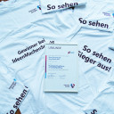 Urkunde und Sieger-Shirts von "Ideen machen Schule"