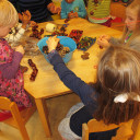 Kinder basteln Kastanienkunst.