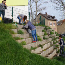 Die Außenmauer wird begrünt.