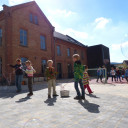 Das ist unser Schulhof in Lobeda. Kinder spielen in der Pause. 