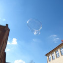 Seifenblasen fliegen auf dem Schulhof.