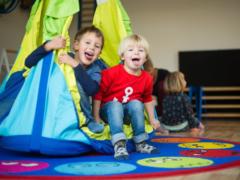 Kinder auf Hängeschaukel